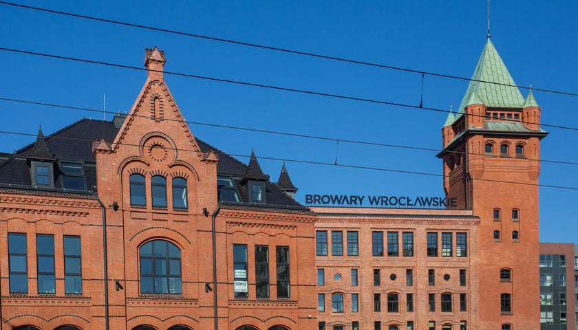 Browary Wrocławskie powstały w miejscu, gdzie od początku XIX wieku istniał "Brauerei Pfeifferhof'', Carla Scholtza, a po 1945 r. Browar Piastowski. Historia tego miejsca została zachowana w nowym wydaniu powstającego tu od kilku lat osiedla. 