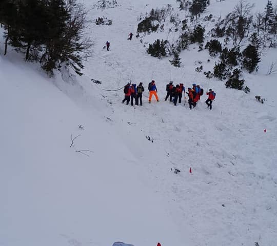 Na zdjęciu widać ratowników GOPR Karkonosze i Horskiej Służby na miejscu zejścia lawiny