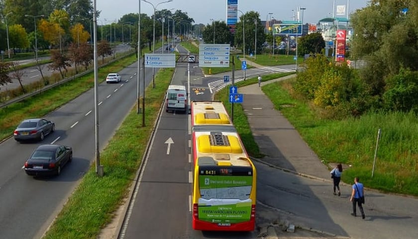 Poszerzenie ul. Bolesława Krzywoustego od mostu na Widawie do zjazdu z C.H. Korona wraz z budową buspasa