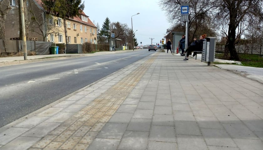 Budowa chodnika przy ul. Kurpiów na odc. od ul. Brylantowej do przejścia dla pieszych