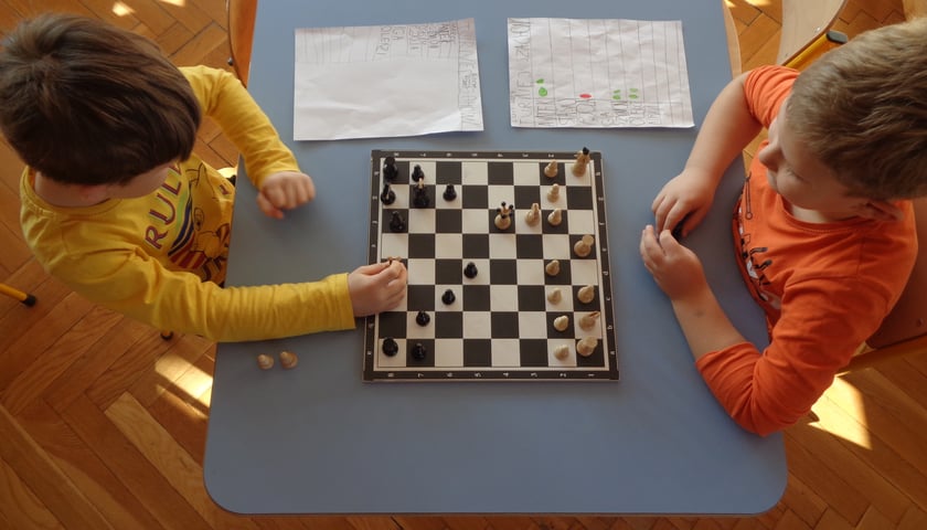 Na zdjęciu: dzieci grające w szachy