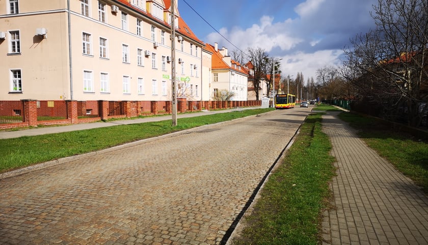 Na zdjęciu: brukowana ulica Koszarowa we Wrocławiu (zdjęcie ilustracyjne)