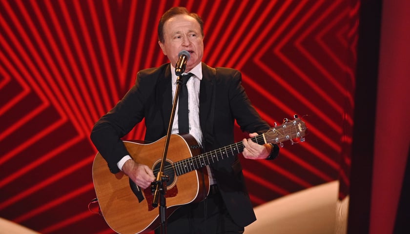 Na zdjęciu 67-letni Marian Tarnowski z Wrocławia podczas występu w The Voice Senior 4