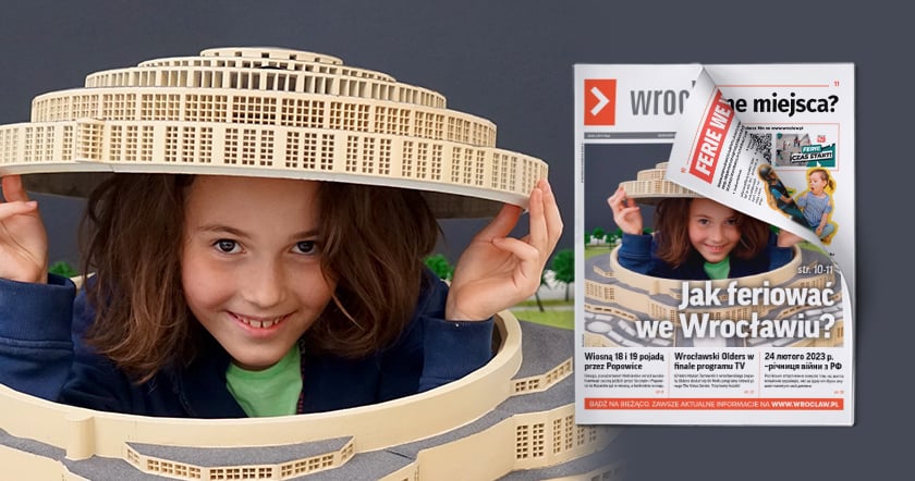 Na zdjęciu uśmiechnięte dziecko trzymające w rękach niczym kapelusz makietę kopuły Hali Stulecia we Wrocławiu