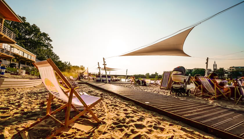 Na zdjęciu leżak na plaży rzecznej nad Odrą - marina Kleczów