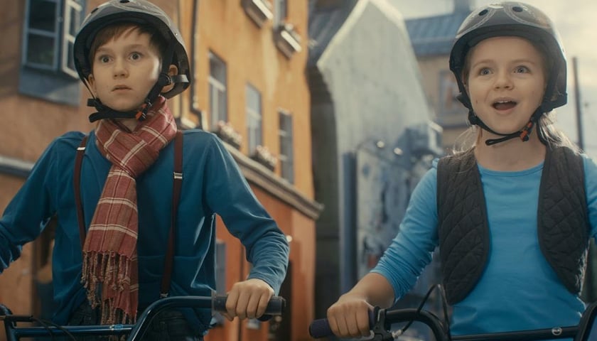 Na zdjęciu Lasse i Maja na rowerach, bohaterowie filmu „Biuro Detektywistyczne Lassego i Mai. Cienie nad Valleby”