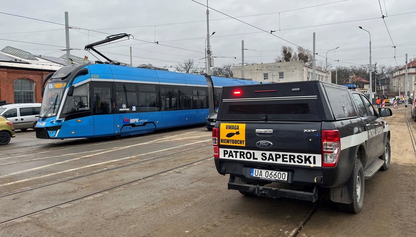 Na zdjęciu samochód patrolu saperskiego, w tle tramwaj