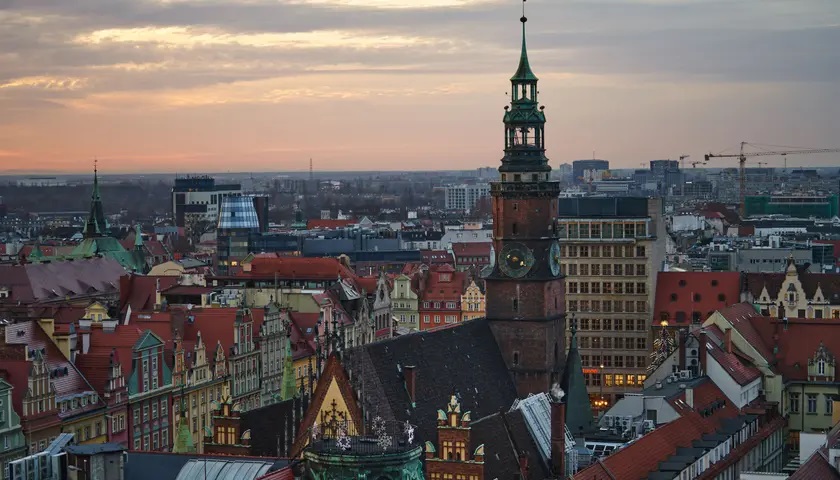 Na zdjęciu panorama wrocławskiego centrum z ratuszem