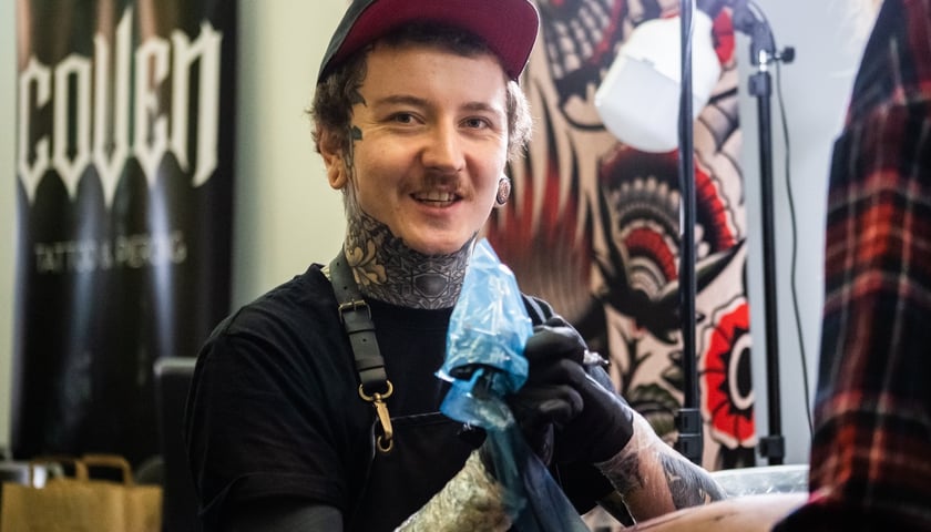 Na zdjęciu: tatuażysta podczas Wrocław Tattoo Show w Hali Stulecia