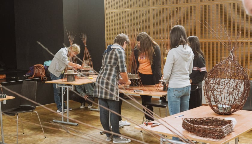 Na zdjęciu młodzi ludzie uczestniczący w warsztatach wilkiniarskich w ramach projektu "Miasteczko owadów", Kuźnia Projektów 2022