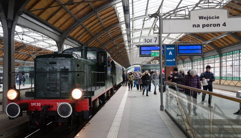 Pociąg retro wyjedzie na tory już 12 marca. Na zdjęciu widać zabytkowy pociąg, który stoi na stacji kolejowej