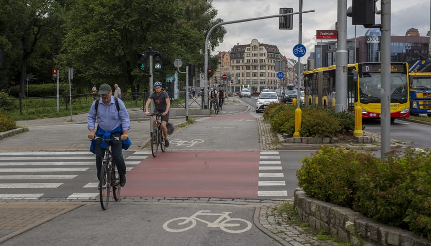 Na zdjęciu ścieżka rowerowa w centrum Wrocławia, wybudowana dzięki WBO. Zdjęcie ilustracyjne