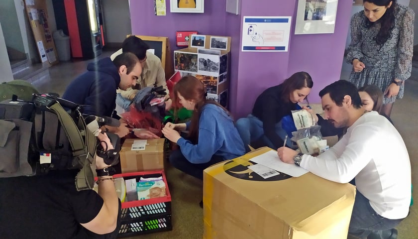 Na zdjęciu studenci Wydziału Nauk Społecznych Uniwersytetu Wrocławskiego w punkcie zbiórki darów dla ofiar trzęsienia ziemi w Turcji