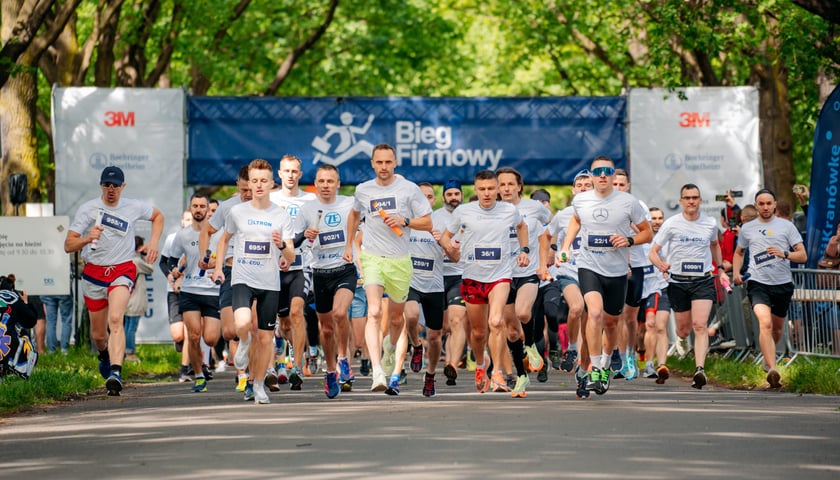 Na zdjęciu start Biegu Firmowego z udziałem setek zawodników