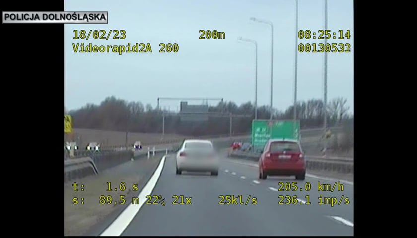 Białe BMW pędziło ponad 200 kilometrów na godzinę! 28-latek słono za to zapłacił 
