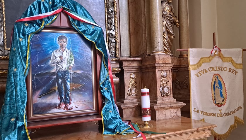 Na zdjęciu obraz z wizerunkiem chłopca na przystrojonym ołtarzu w kościele
