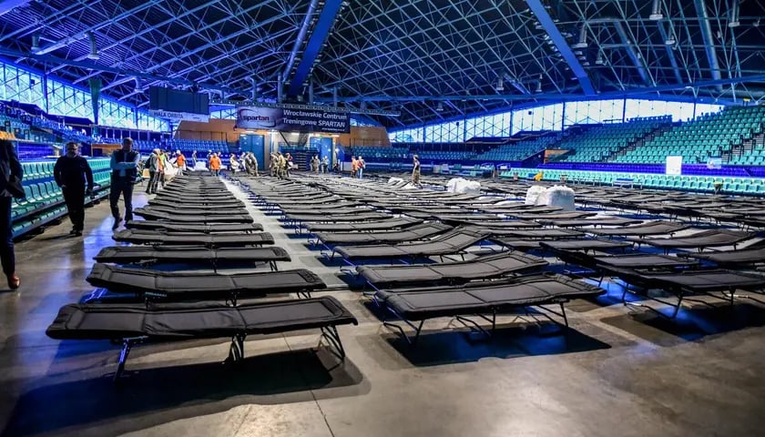 Na zdjęciu tymczasowa noclegownia zorganizowana w Hali Orbita