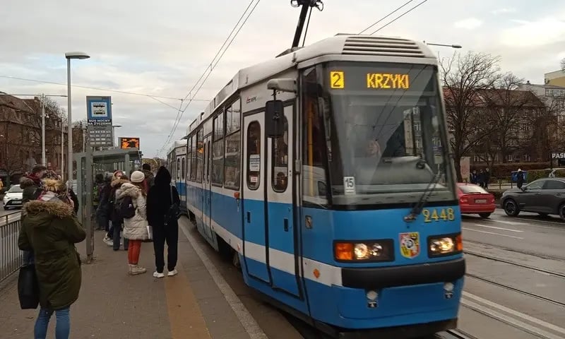 Na zdjęciu tramwaj linii 2 na przystanku
