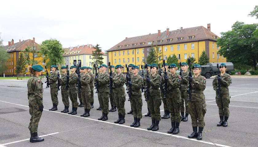 Na zdjęciu podchorążowie Akademii Wojsk Lądowych im. gen. T. Kościuszki podczas ćwiczeń w trakcie Dni Otwartych na AWL (zdjęcie ilustracyjne)