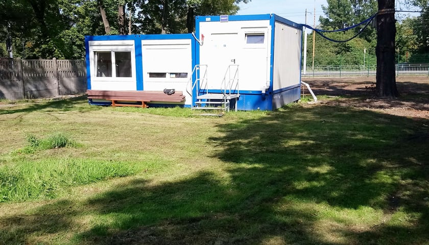 Tymczasowe zaplecze szatniowo-sanitarne