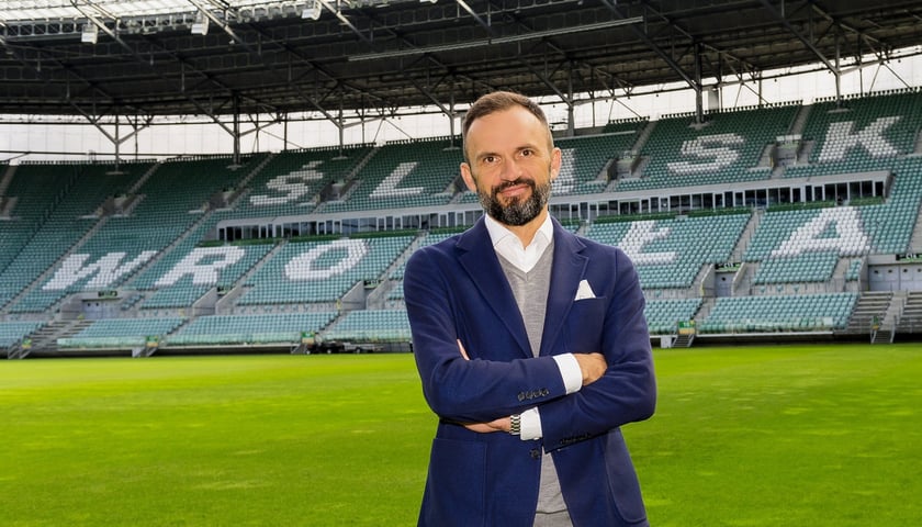 Na zdjęciu Piotr Waśniewski, prezes zarządu WKS-u Śląska Wrocław, w tle murawa Tarczyński Arena Wrocław