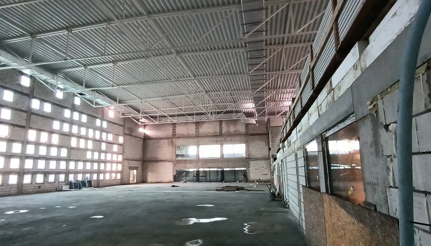 wnętrze sali gimnastycznej w budowie
