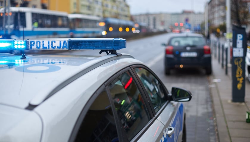 Na zdjęciu policyjny radiowóz zaparkowany na poboczu jednej z wrocławskich ulic. Zdjęcie ilustracyjne