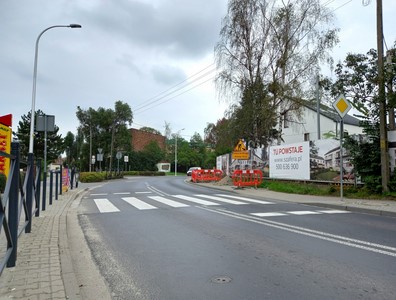 Przejście dla pieszych, wraz z azylem, przy skrzyżowaniu ulic B. Strachowskiego, K. I. Gałczyńskiego i Kurpiów