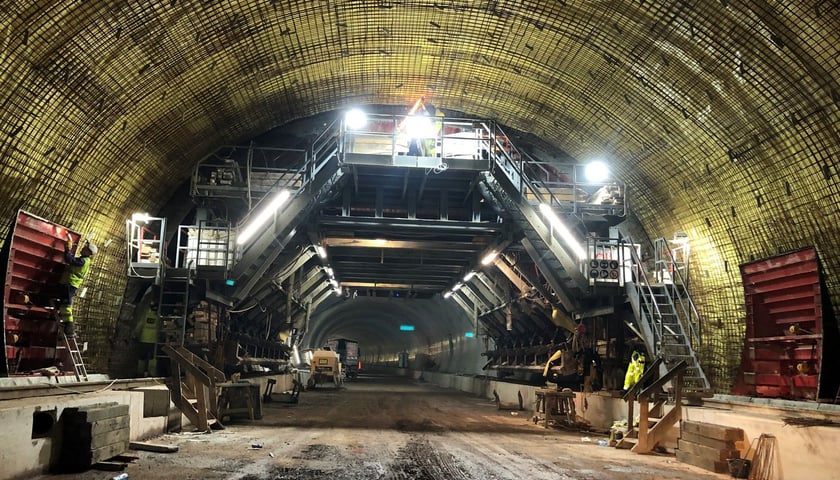 Na zdjęciu budowa tunelu TS-26 i ciągu drogi ekspresowej S3 na Dolnym Śląsku. Połowa lutego 2023