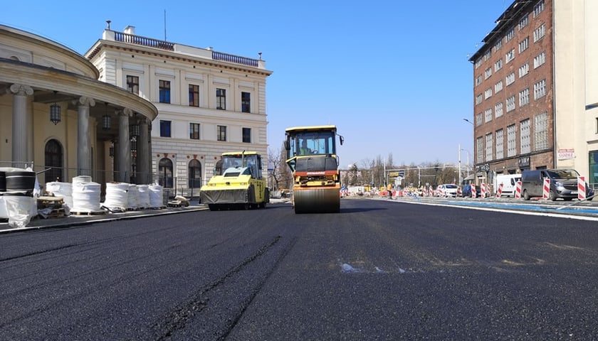 Pierwszy asfalt na budowie TAT [ZDJĘCIA]