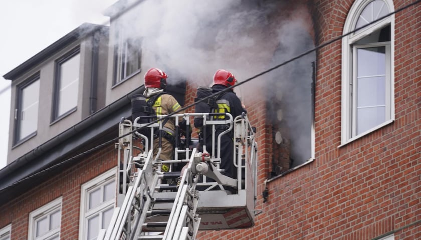 Na zdjęciu strażacy w wysięgniku pożarniczym