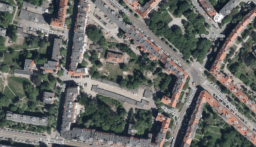 Lokalizacja podwórek pomiędzy ulicami Nowowiejską, Reja, Piastowską, Krzywą i Sienkiewicza.
