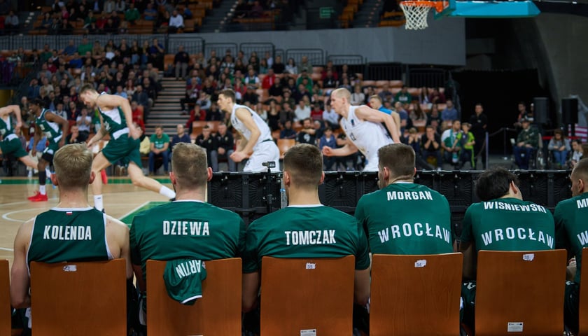 Na zdjeciu: zawodnicy Śląska Wrocław siedzący na ławce rezerwowych podczas meczu