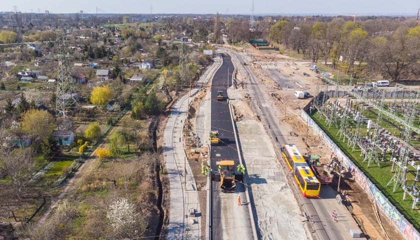Tramwaj przez Popowice - na ul. Długiej już kilkaset metrów asfaltu [WIDEO]