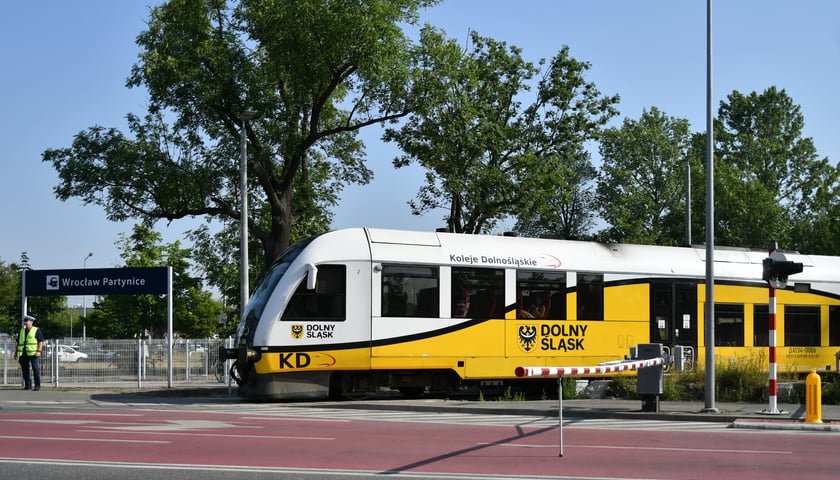 Na zdjęciu: żółto-biały pociąg Kolei Dolnośląskich przy stacji Wrocław Partynice