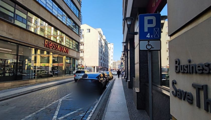Mercedes zaparkowany bezprawnie na kopercie  dla osób z niepełnosprawnościami przy ul. Łaciarskiej