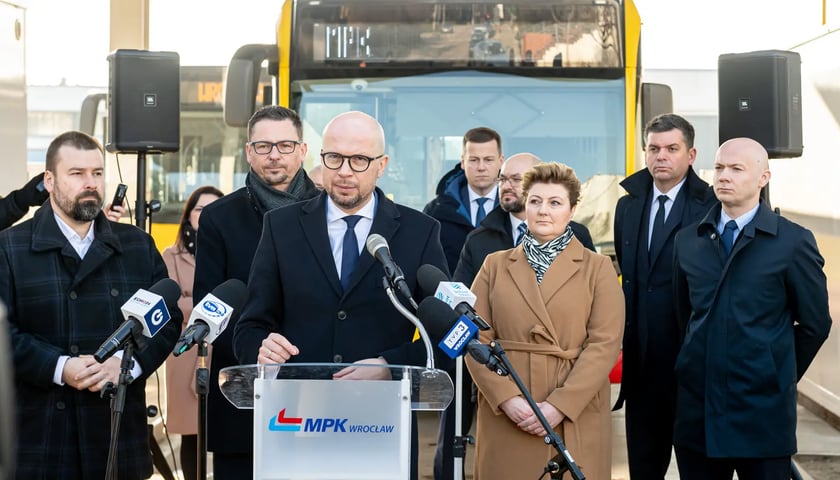 Na zdjęciu: konferencja prasowa, podczas której przedstawiciele miasta ogłosili, że pozwą Orlen - spółkę skarbu państwa za windowanie cen ropy 