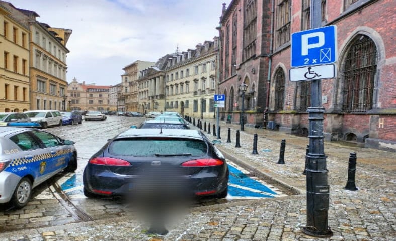 Na zdjęciu widać auto, które jest źle zaparkowane (auto stoi na miejscu dla osób z niepełnosprawnościami, choć kierowca nie posiadał zezwolenia)
