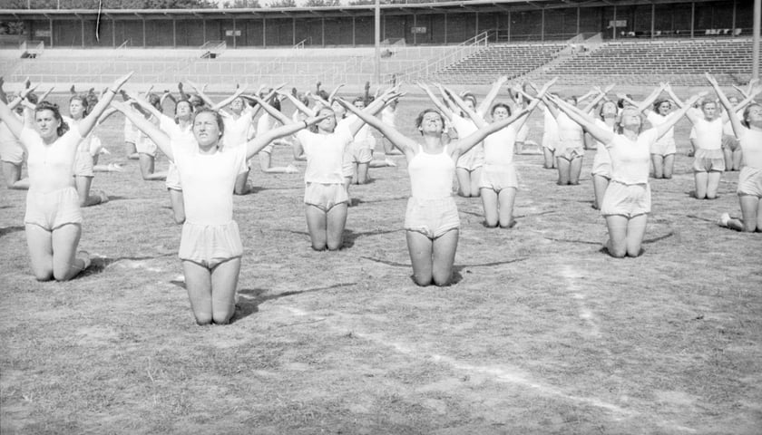 Na zdjęciu widać ludzi ćwiczących na Stadionie Olimpijskim we Wrocławiu. Zdjęcia pochodzą z lat 1945-55. 