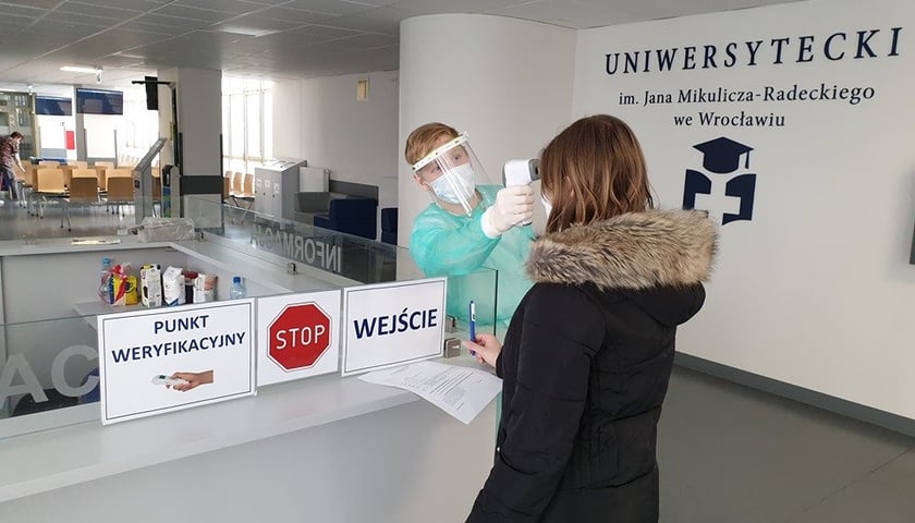 Studenci z Uniwersytetu Medycznego wspierają załogę szpitala przy ul. Borowskiej