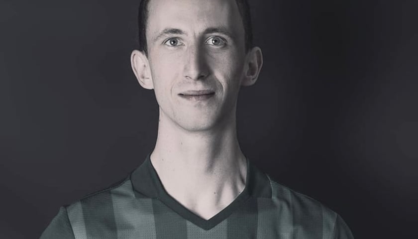 Na zdjęciu Łukasz Byczkowski w sportowej koszulce