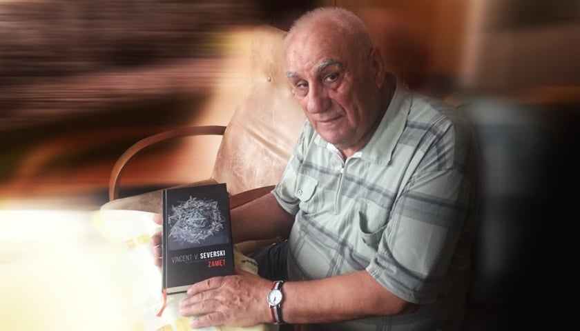 Na zdjęciu Jorthanis Lazopoulos, nauczyciel geografii z V LO, z egzemplarzem książki ?Zamęt?, której jest bohaterem