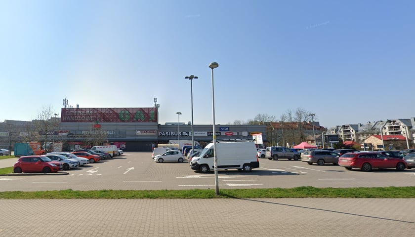 Na zdjęciu widać parking przy Centrum Handlowym Ferio Gaj