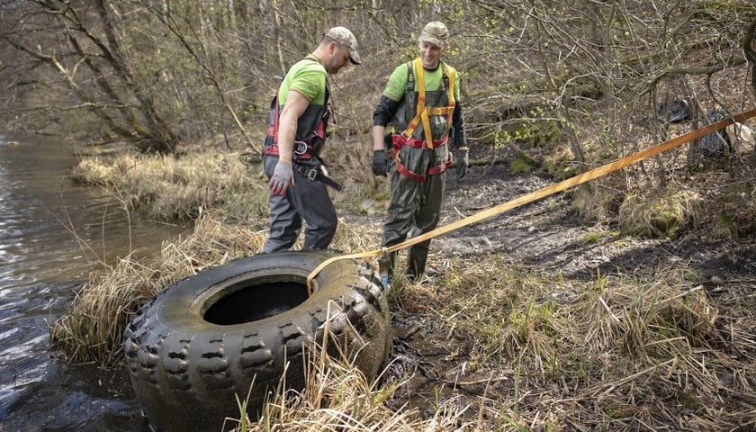 Na zdjęciu: opona z traktory wyciągana z wody podczas akcji „Kręci Nas Recykling ” 