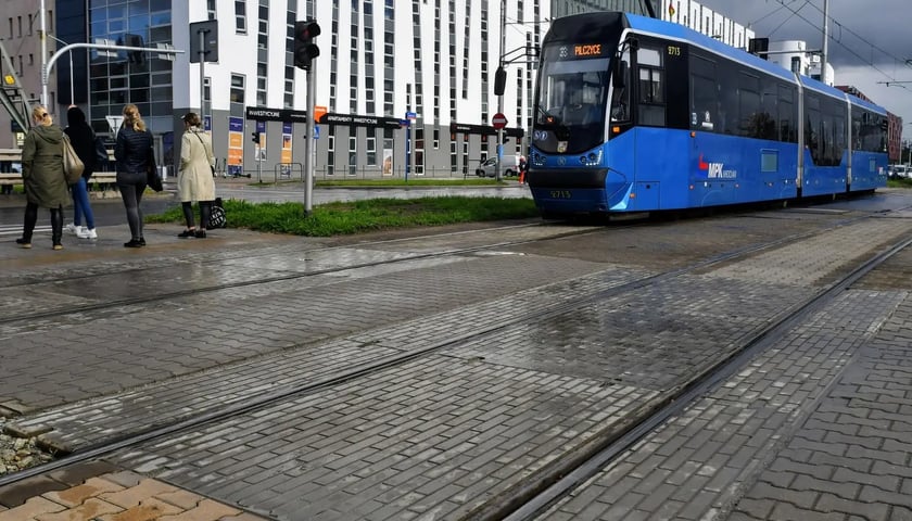 Na zdjęciu jedno z przejść dla pieszych przez torowisko przy ul. Legnickiej / zdjęcie ilustracyjne