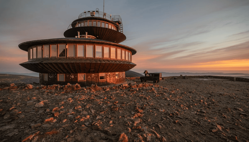 Na zdjęciu widać obserwatorium astronomiczne na Śnieżce i panoramę ze szczytu