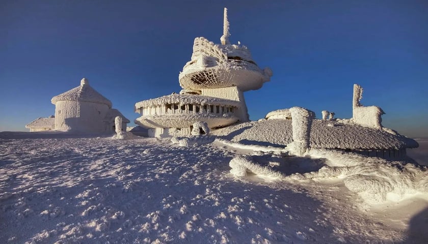 Na zdjęciu widać obserwatorium astronomiczne na Śnieżce zimą