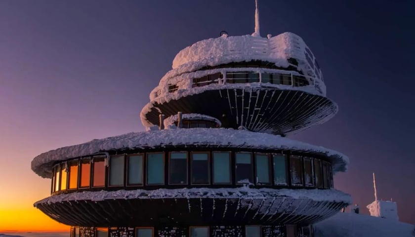 WOM Śnieżka (Wysokogórskie Obserwatorium Meteorologiczne). Przy pięknej pogodzie i dobrej widzialności ze Śnieżki można podziwiać widoki na odległość kilkudziesięciu kilometrów.