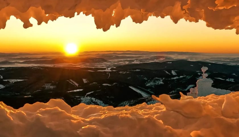 WOM Śnieżka (Wysokogórskie Obserwatorium Meteorologiczne). Przy pięknej pogodzie i dobrej widzialności ze Śnieżki można podziwiać widoki na odległość kilkudziesięciu kilometrów.