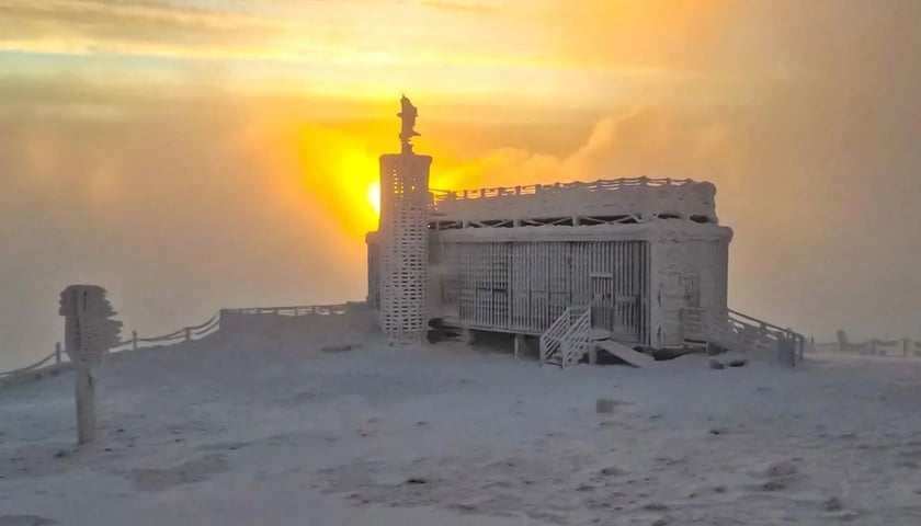 WOM Śnieżka (Wysokogórskie Obserwatorium Meteorologiczne). Przy pięknej pogodzie i dobrej widzialności ze Śnieżki można podziwiać widoki na odległość kilkudziesięciu kilometrów.